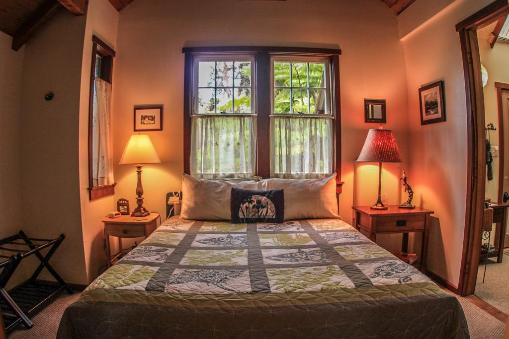 Ferny Hollow: Romantic Rainforest Cottage Volcano Kültér fotó