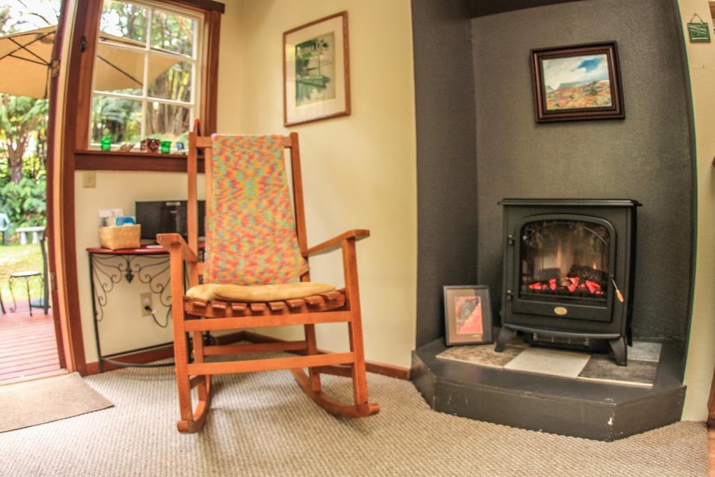 Ferny Hollow: Romantic Rainforest Cottage Volcano Kültér fotó