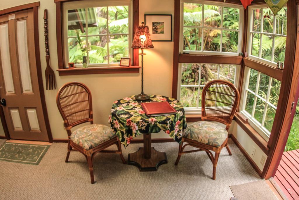 Ferny Hollow: Romantic Rainforest Cottage Volcano Kültér fotó